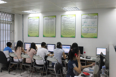 家長與考生踴躍咨詢我校2014年招生政策